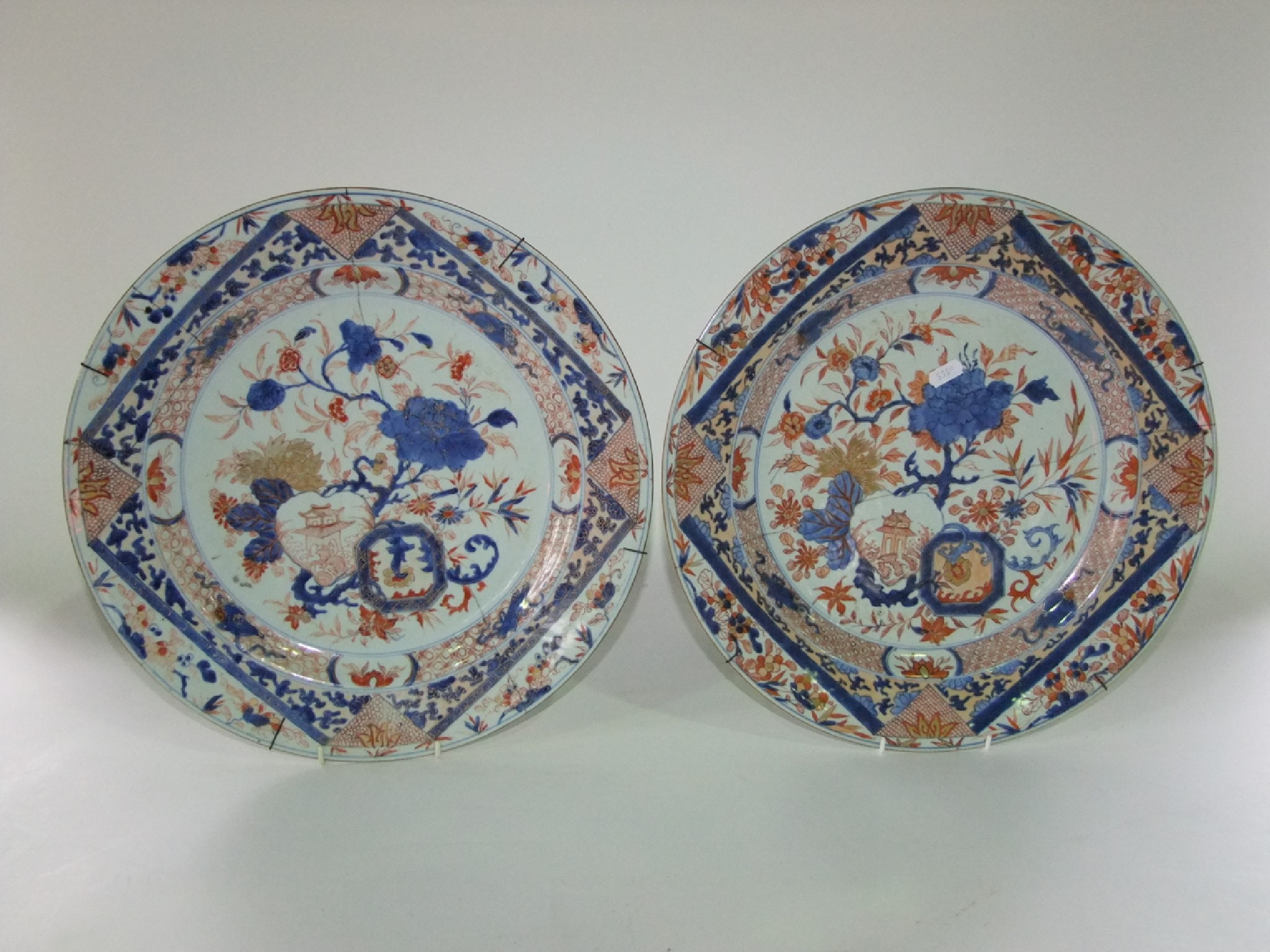 Appraisal: A pair of th century Imari chargers with painted floral