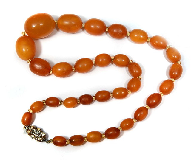 Appraisal: A GRADUATED AMBER BEAD NECKLACE grams