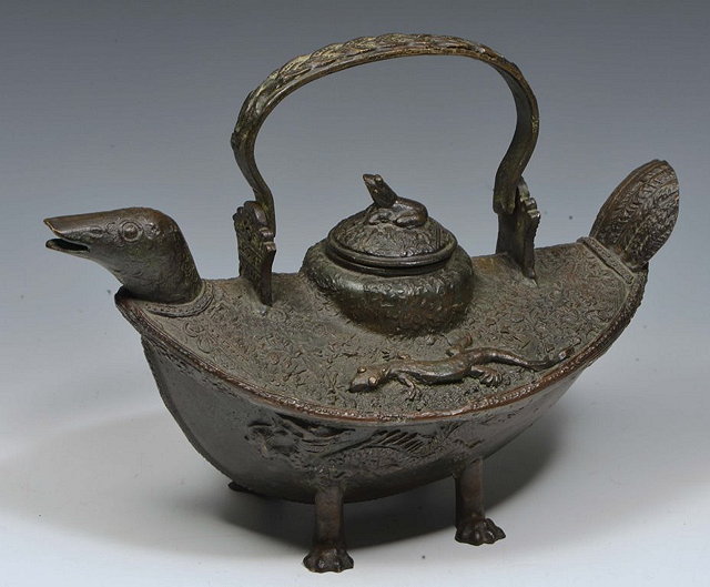 Appraisal: A BURMESE BRONZE VESSEL in the form of a bird