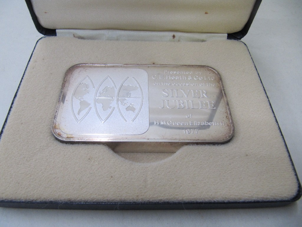 Appraisal: Lot comprising two cased silver ingots commemorating The Queen's Silver