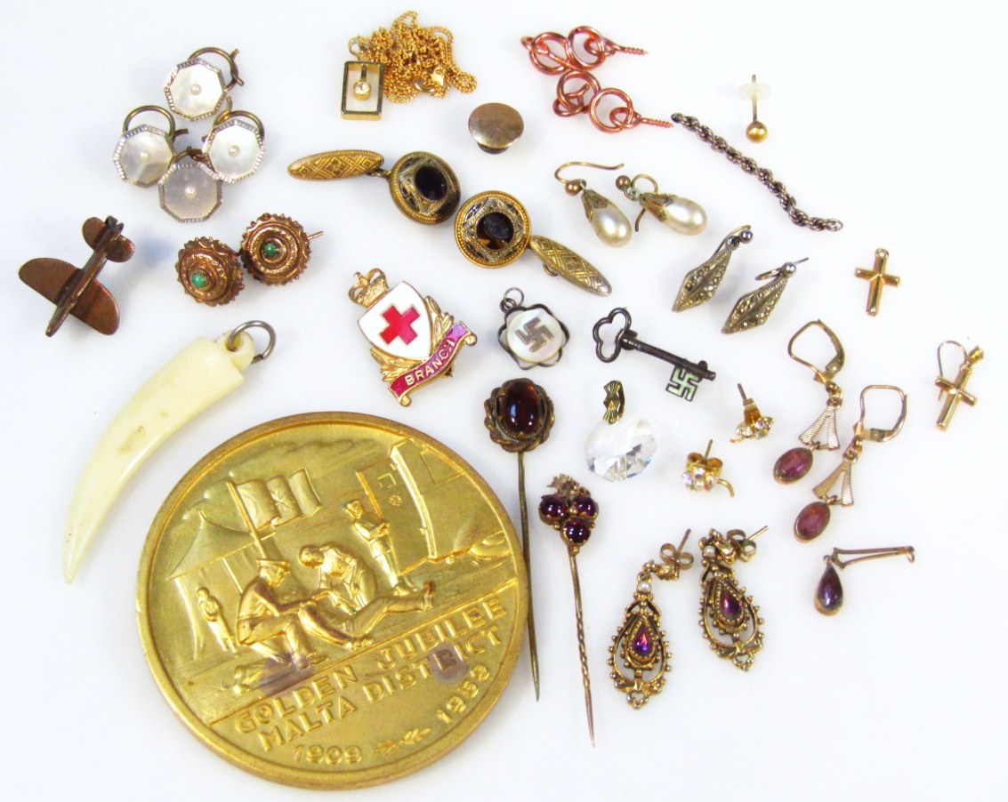 Appraisal: Various costume jewellery medallion etc to include District - gilt