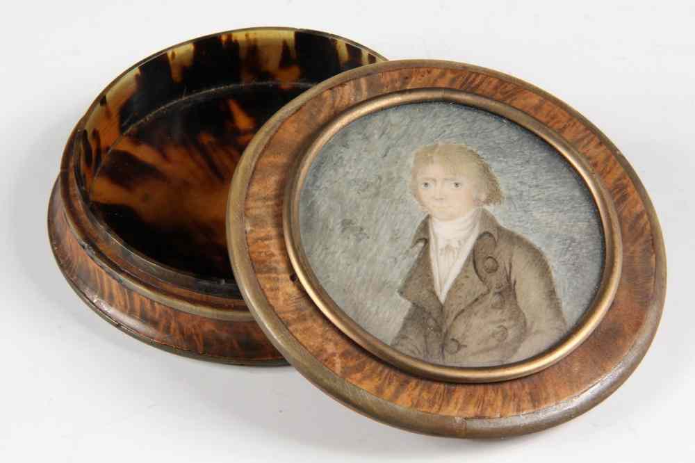 Appraisal: BURL SNUFF BOX - America late th early th century