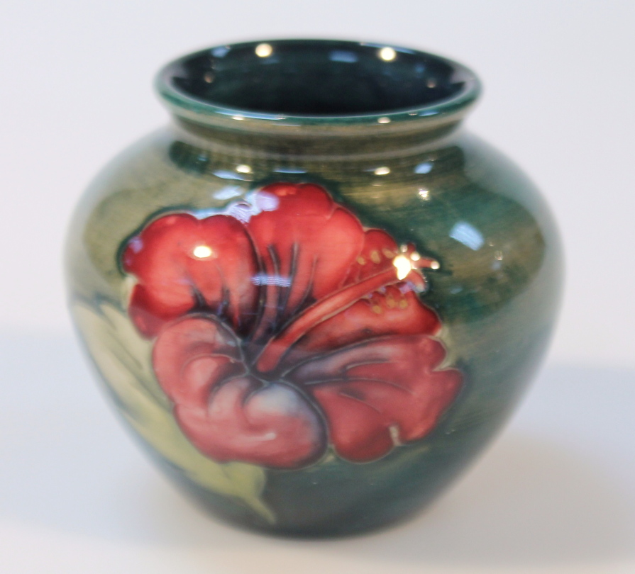 Appraisal: An early thC Moorcroft Annemone pattern vase the shouldered body