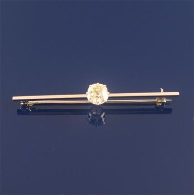 Appraisal: A single stone diamond set bar brooch the round brilliant