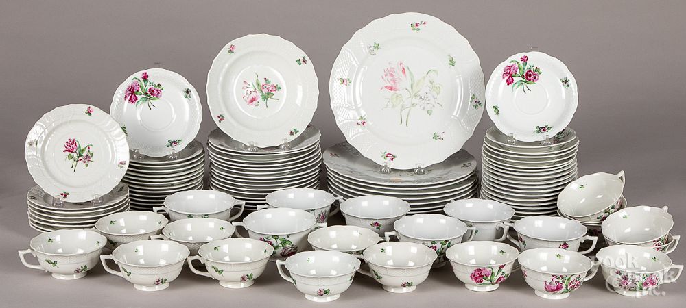 Appraisal: Herend porcelain dinner service Herend porcelain dinner service pcs Condition