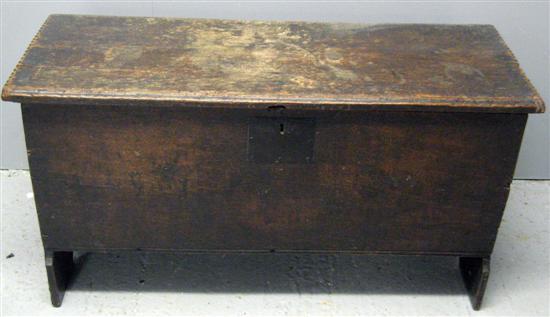 Appraisal: Oak coffer late th early th century the cover with