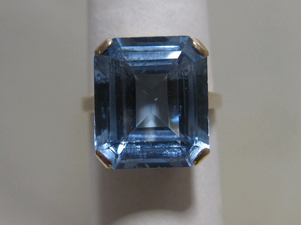 Appraisal: Nine carat gold blue topaz cushion cut single stone ring