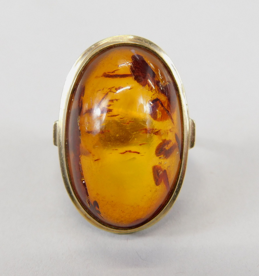 Appraisal: A ct gold amber style dress ring the central illusion