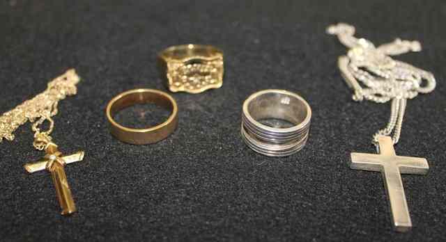 Appraisal: A SMALL COLLECTION VARIOUS JEWELLERY including a ct gold wedding