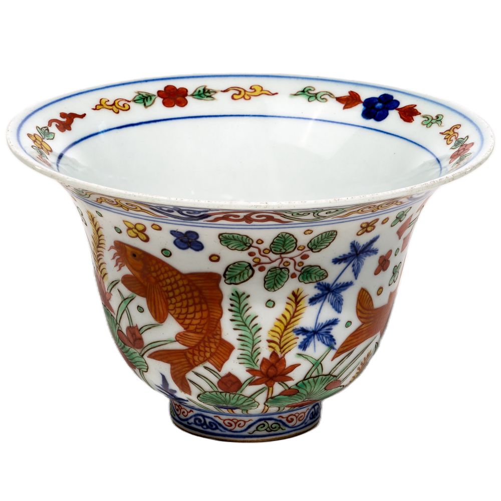 Appraisal: CHINESE WUCAI PORCELAIN BOWLIn the fish and algae pattern having