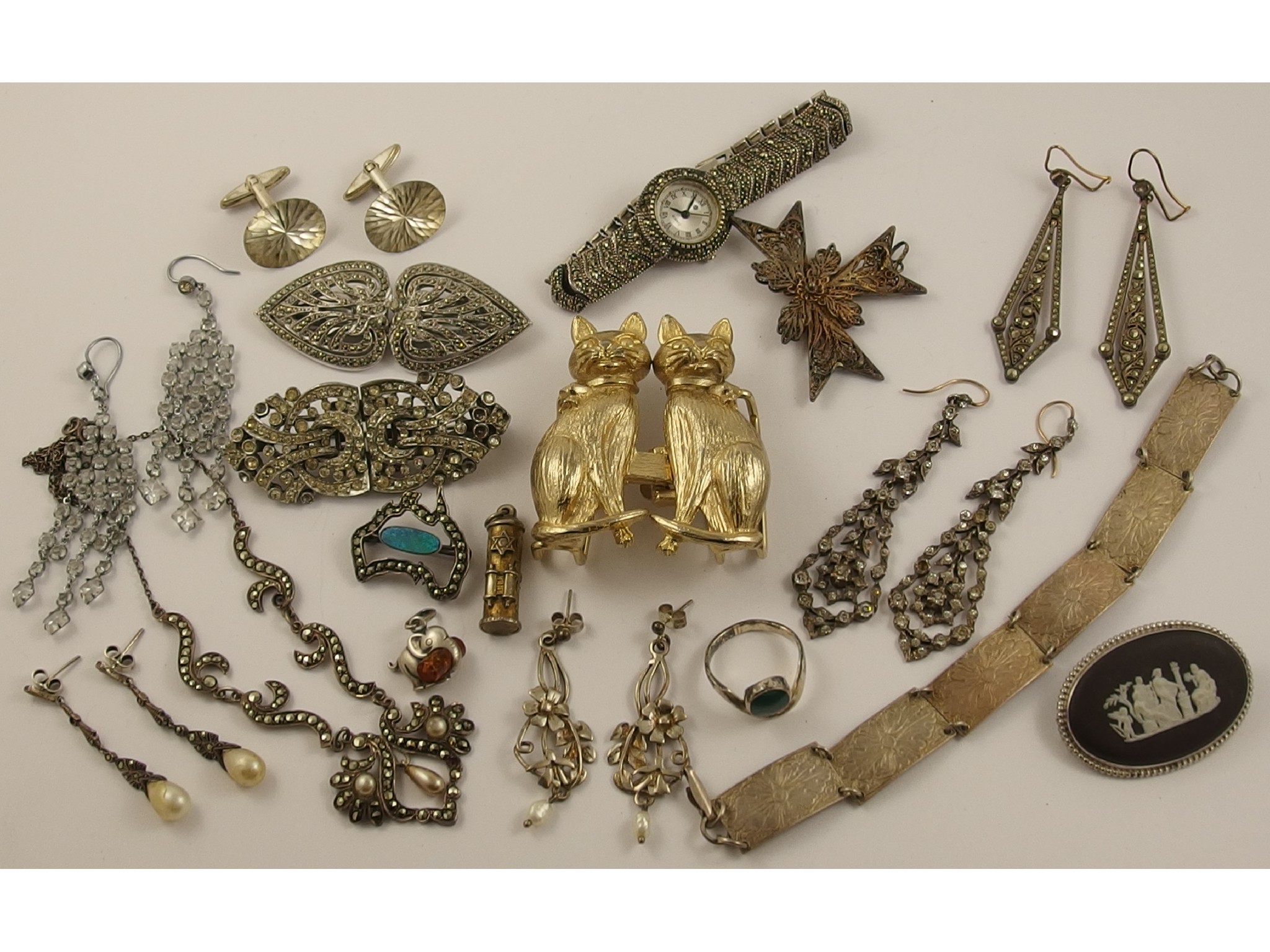 Appraisal: A collection of vintage costume jewellery and silver to include