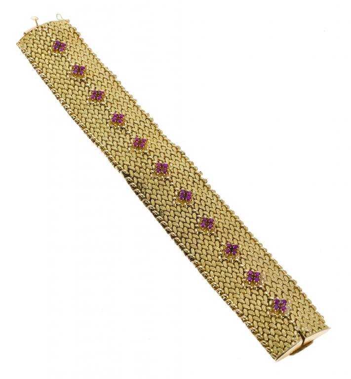 Appraisal: A RUBY AND CT GOLD BRACELET with a central line