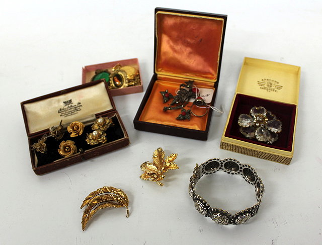 Appraisal: A QUANTITY OF VICTORIAN AND LATER COSTUME JEWELLERY to include