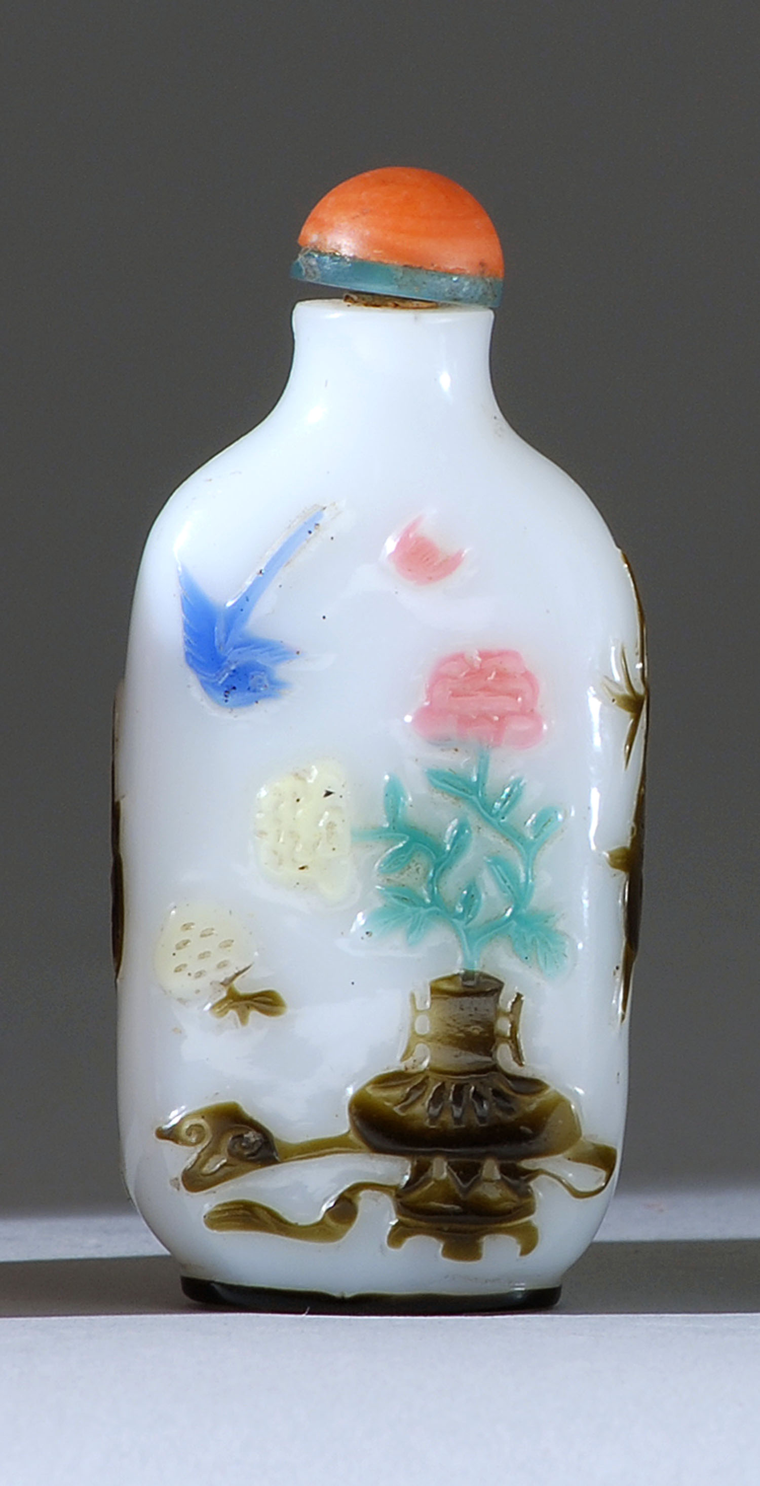 Appraisal: FIVE-COLOR OVERLAY GLASS SNUFF BOTTLE Early th CenturyIn modified rectangular