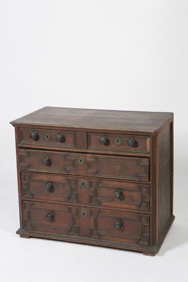 Appraisal: A LATE TH CENTURY OAK CHEST OF DRAWERS with a