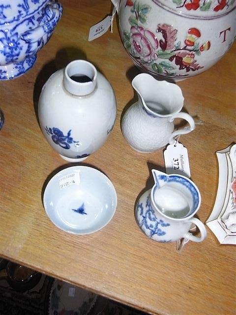 Appraisal: A WORCESTER BLUE AND WHITE TEA BOWL decorated with gazebo