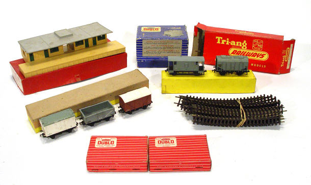 Appraisal: Collection of Horny Dublo and Tri-ang Dublo gauge railway station