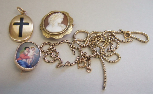 Appraisal: An oval shell cameo brooch designed as the portrait of