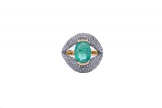 Appraisal: AN EMERALD AND DIAMOND RING AN EMERALD AND DIAMOND RING