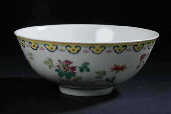 Appraisal: CHINESE FAMILLE ROSE PORCELAIN BOWL Jiaqing iron red seal mark