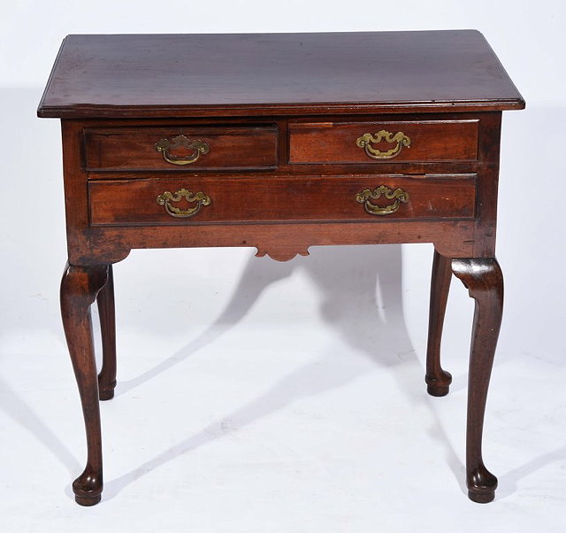 Appraisal: A TH CENTURY MAHOGANY LOWBOY of two short drawers above