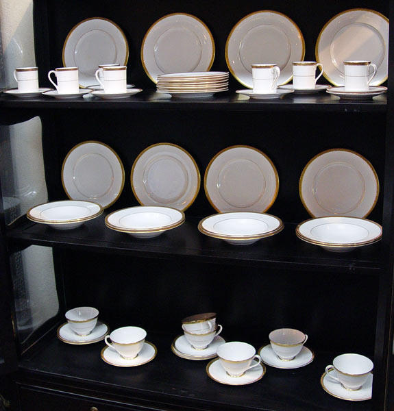 Appraisal: ROYAL DOULTON ''ROYAL GOLD'' FINE CHINA pieces to include rimmed