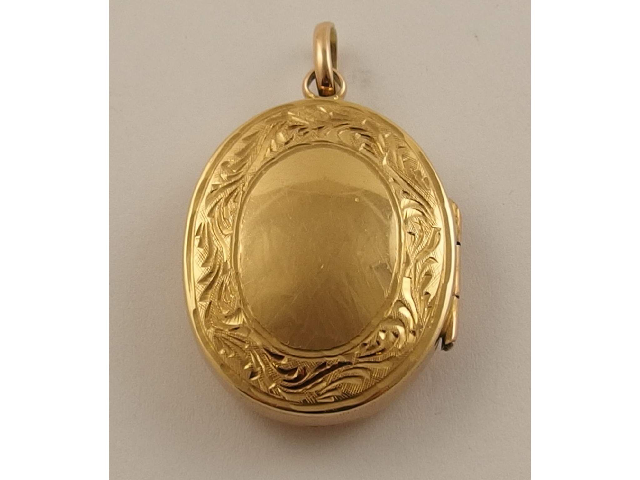 Appraisal: A yellow metal locket weight approx gms