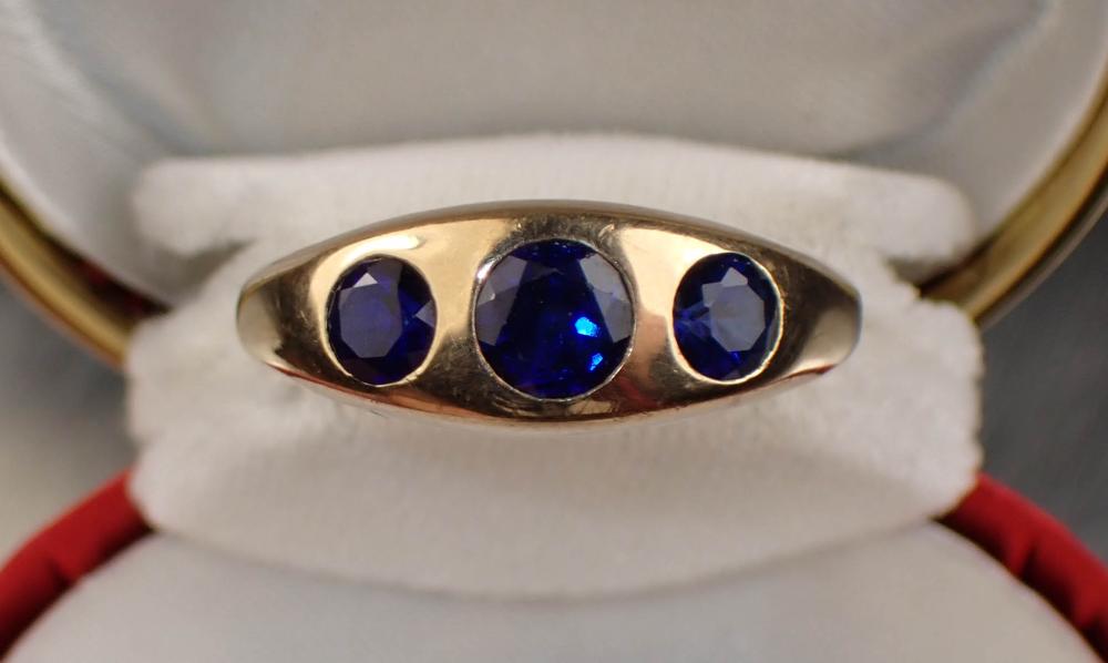 Appraisal: MAN'S BLUE SAPPHIRE AND YELLOW GOLD RING The k yellow