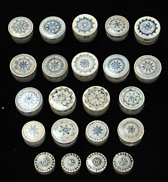 Appraisal: A group of twenty-two small blue and white boxes Late