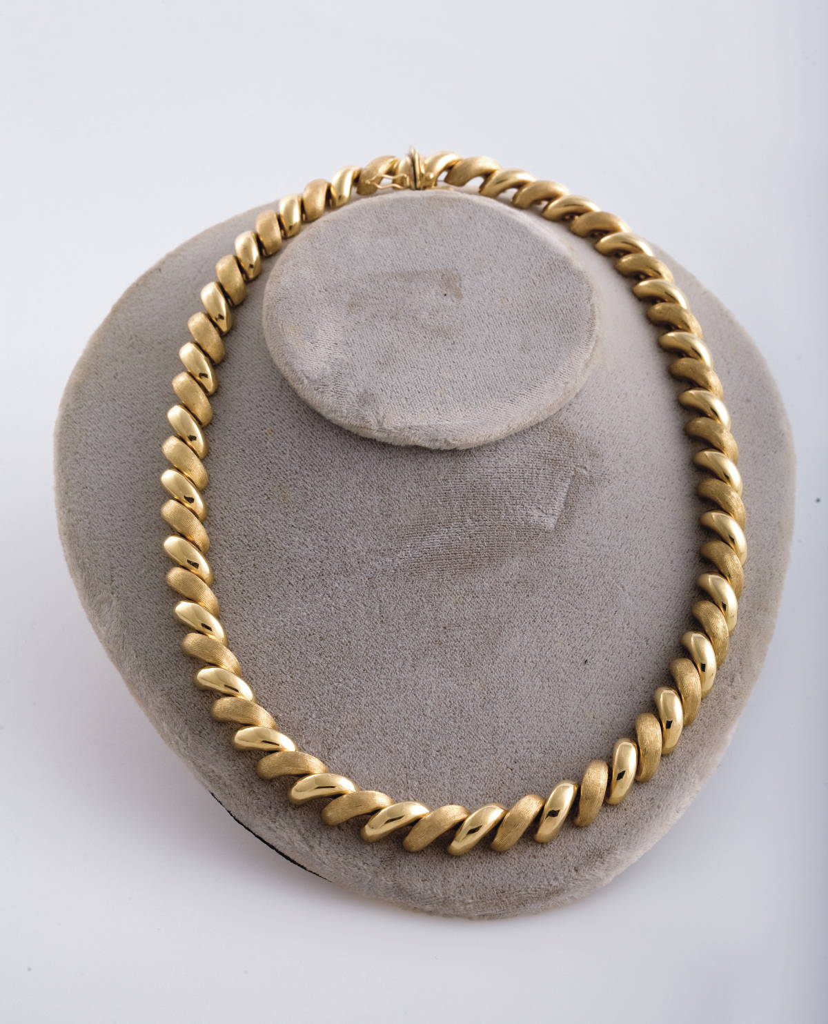 Appraisal: KT GOLD NECKLACE With alternating polished and textured links