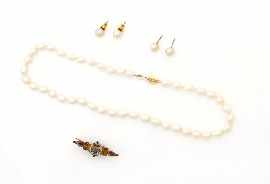 Appraisal: A freshwater cultured pearl necklace on a ct gold clasp