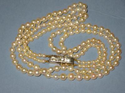 Appraisal: A PEARL NECKLACE with diamond clasp the two rows of