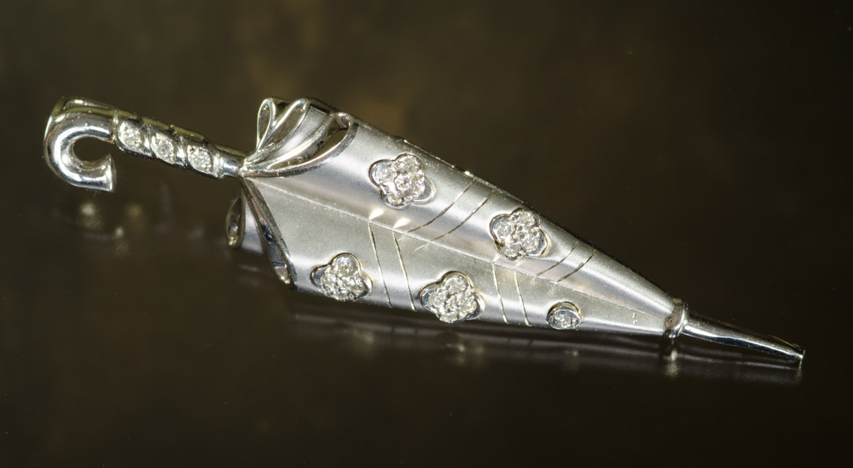 Appraisal: DIAMOND AND EIGHTEEN KARAT WHITE GOLD BROOCH The white gold