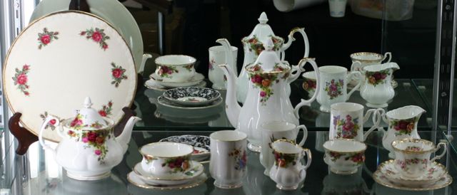 Appraisal: Various pieces of porcelain by Royal Albert Hitkam Aynsley and