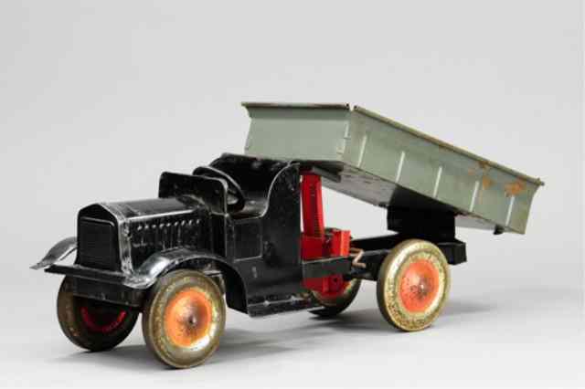 Appraisal: KIDDIES ''OH BOY'' DUMP TRUCK c tin plate open bed