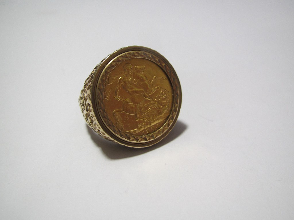 Appraisal: A gents gold sovereign ring with heavy bark textured mount