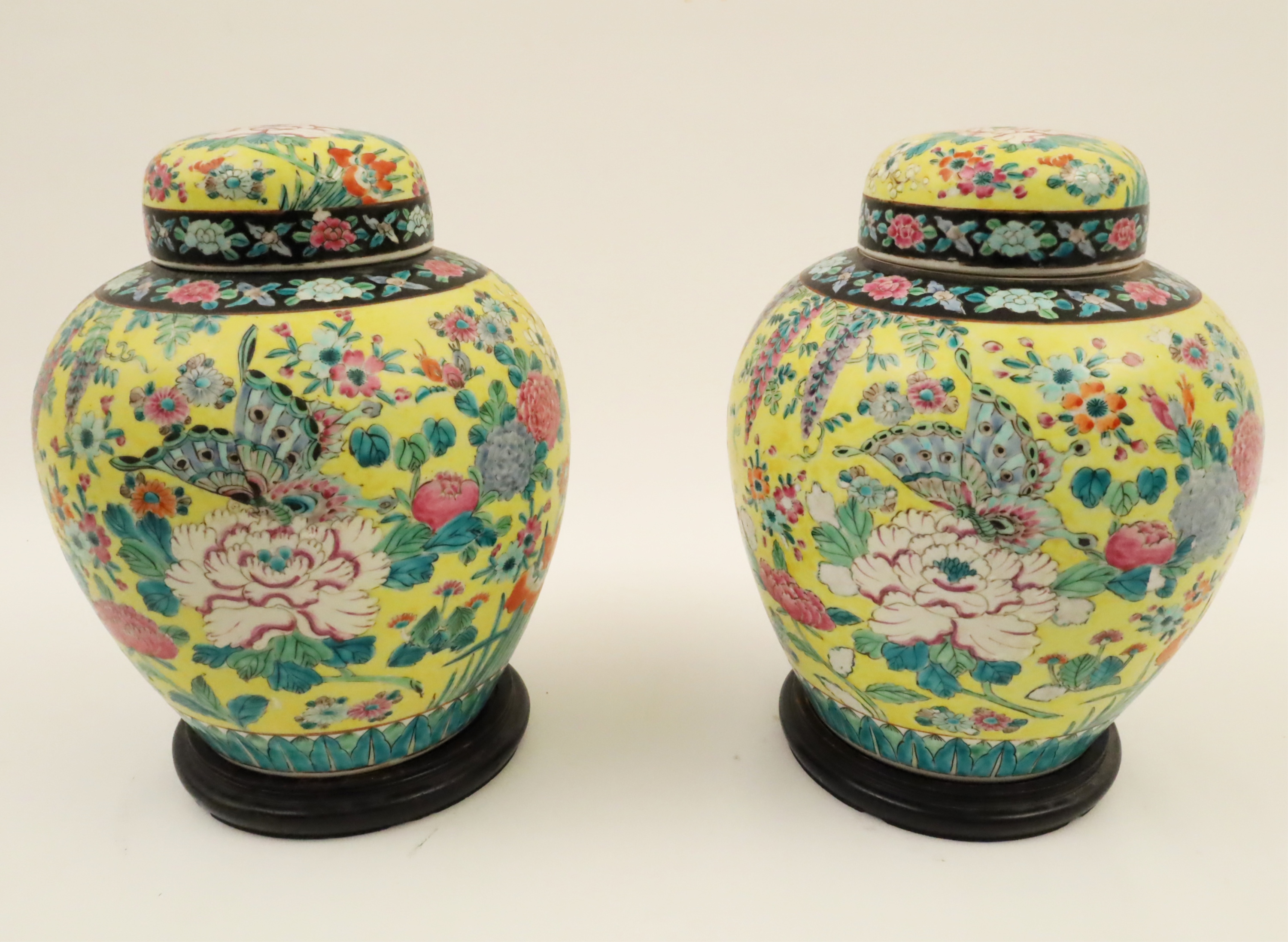 Appraisal: PAIR OF FAMILLE JUANE CAPPED GINGER JARS Pair of Chinese