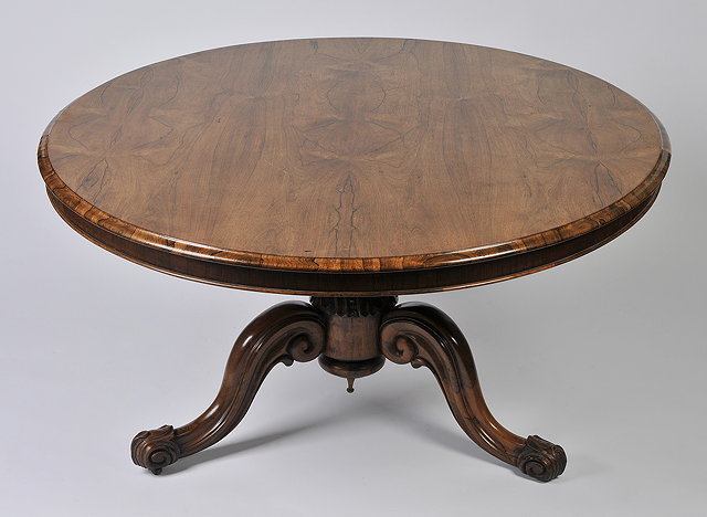 Appraisal: A WILLIAM IV ROSEWOOD CIRCULAR BREAKFAST TABLE the circular top