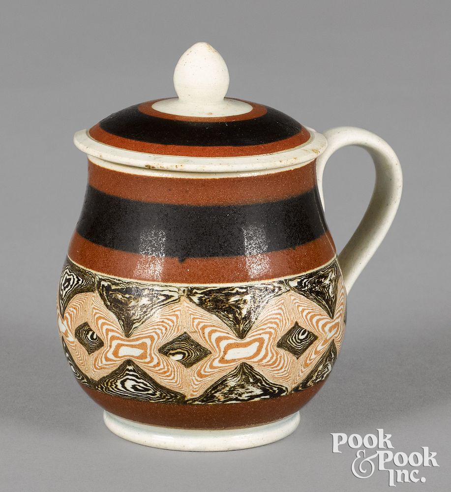 Appraisal: Mocha mustard pot Mocha mustard pot with geometric marbleized band