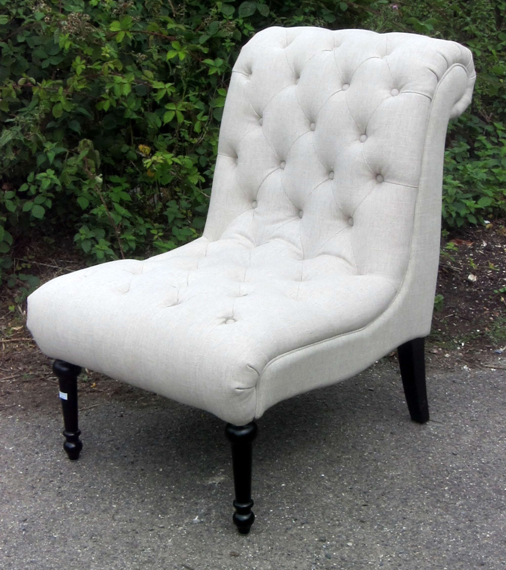 Appraisal: Cream upholstered button back chair on wooden turned legs