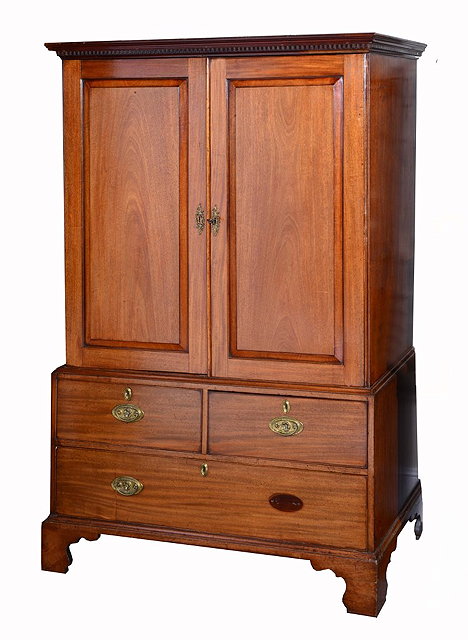 Appraisal: A TH CENTURY MAHOGANY LINEN PRESS the interior fitted sliding