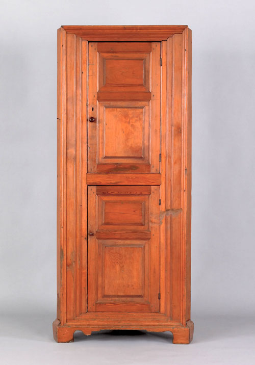 Appraisal: Mid Atlantic yellow pine one piece corner cupboard early th