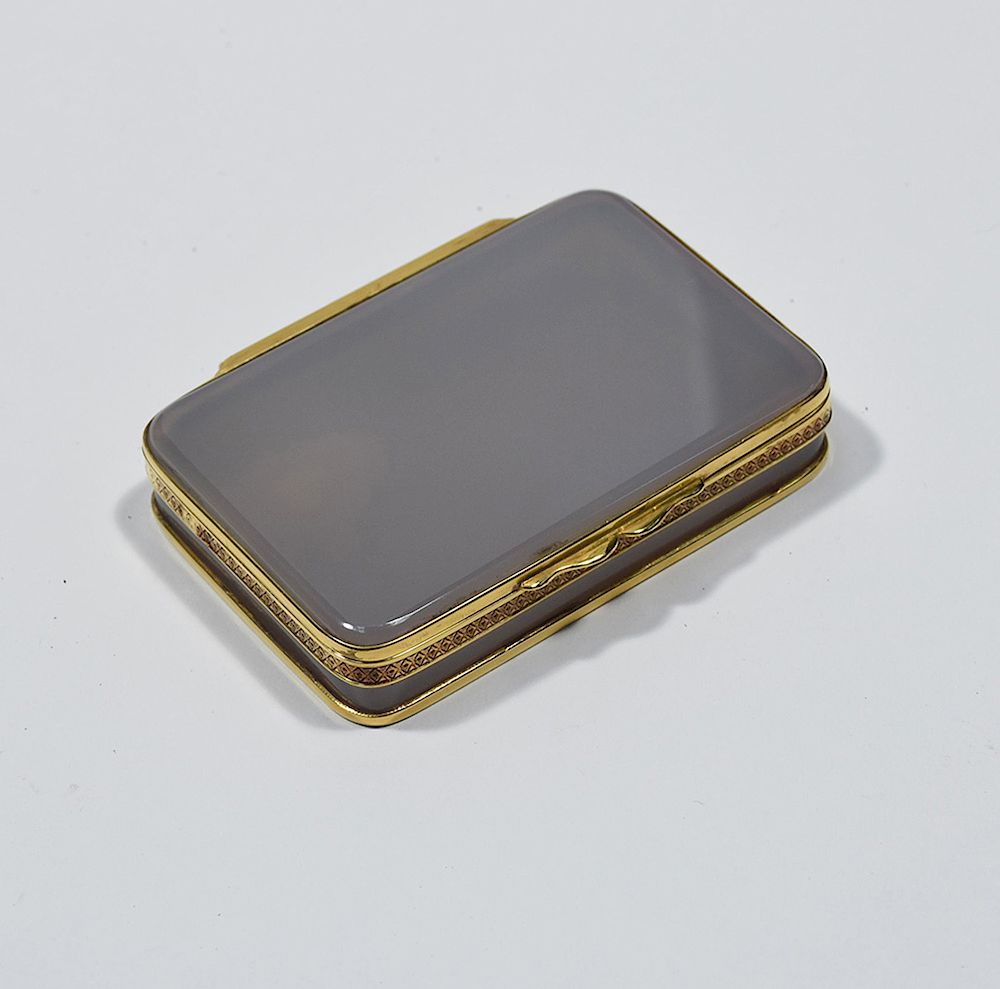 Appraisal: K yellow gold and agate cigarette box K yellow gold