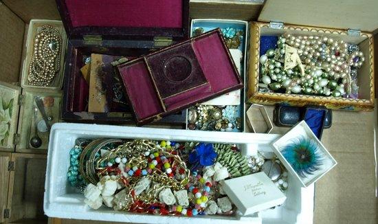 Appraisal: A large quantity of costume jewellery and small items of