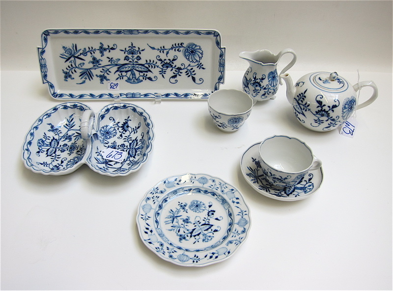 Appraisal: MEISSEN CHINA SET twenty-four pieces in the Blue Onion pattern