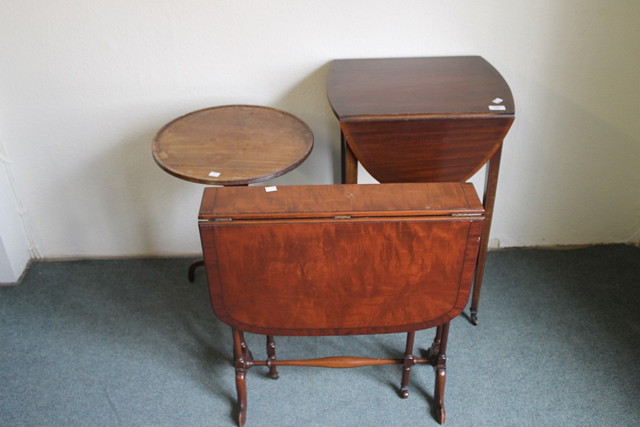 Appraisal: AN EDWARDIAN MAHOGANY DROP-LEAF SUTHERLAND TABLE a circular occasional table