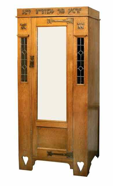 Appraisal: AN ARTS AND CRAFTS STYLE OAK WARDROBE enclosed by single