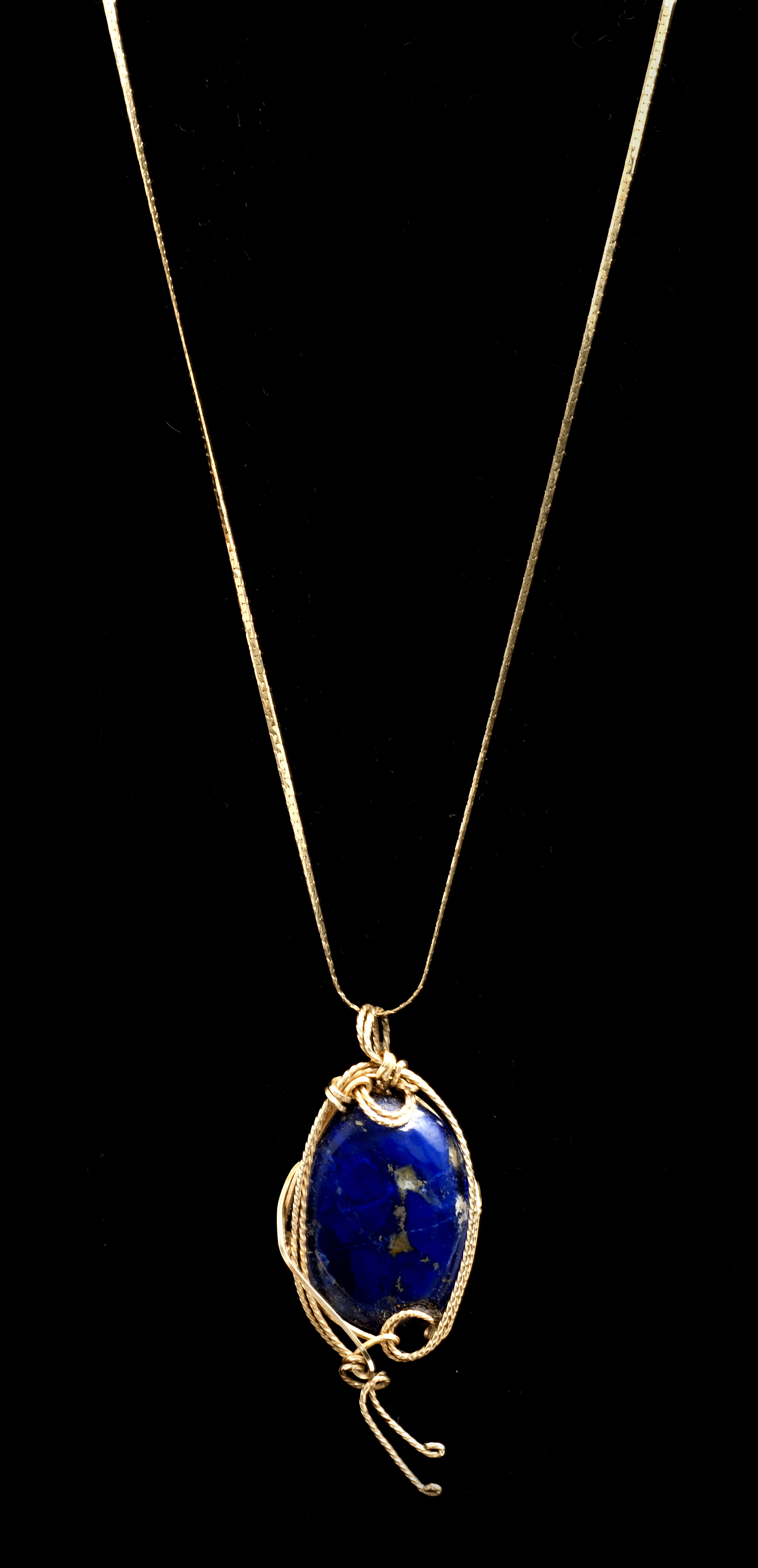 Appraisal: YELLOW GOLD AND LAPIS LAZULI PENDANT NECKLACE Large oval lapis