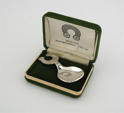 Appraisal: A modern commemorative caddy spoon on tapering stem with terminal