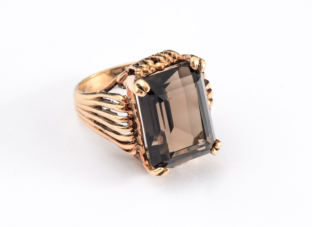 Appraisal: CT SMOKY QUARTZ RING K yellow gold ring centers one